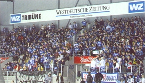 Zwei Sonderzüge mit ca. 1.200 Fans zu Besuch in Krefeld. Es gab T-Shirts. Die Gäste wurdenn am Bahnhof abgeholt und an der Rheinlandhalle gab es die erste Pre-Game-Party. Auch das Ingolstädter Maskottchen war mit dabei.