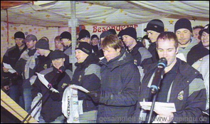 Wette verloren. Die Pinguinen mußten auf dem besonderen Weihnachtsmarkt ihre Wettschulden einlösen und singen. Sogar Premiere war dabei.