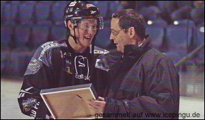 Patrick Hager erhält ein Präsent für seine Leitungen beim Deutschland-Cup.