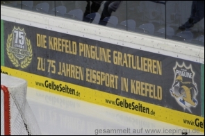 Die Krefeld Pinguine enthüllen eine neue Bande. Mit dem Schriftzug: "Die Krefeld Pinguine gratulieren zu 75 Jahren Eissport in Krefeld" möchten die Krefeld Pinguine auf ein geschichtsträchtiges Ereignis zum Ende des Jahres hinweisen und den Dank an die Fans, Freunde und Sponsoren für ihre Unterstützung zum Ausdruck bringen.