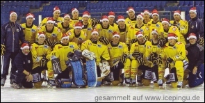 Die Pinguine veranstaltenen einen Weihnachtsmarkt mit vielen Angeboten und bedanken sich bei ihren Helfen. Aber nicht nur vor der Halle präsentieren sich die Pinguine weihnachtlich, sie besuchen auch den Krefelder Weihnachtsmarkt in der City und besuchen den Coca-Cola Truck.