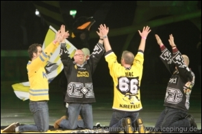 Eine gigantische Stimmung erfasst Krefeld in den Play-Offs. Ein Run auf die Karten findet statt, Krefeld flaggt in schwarz/gelb und das Stadion ist ausverkauft ... Gänsehaut pur! Bäckereiinnung Krefeld lobt "Meister"-Brötchen aus. Für jedes geschossene Tor der Pinguine in den Play-Offs gibt es jeweils 150 "Meister"-Brötchen als Prämie.