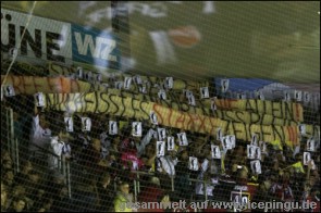 Banner, eine Petition, Versammlungsauflauf ( Stichwort Ratssitzung und Sportpalast ), eine Mahnwache, offener Brief ... 
Mannheim, Köln, Berlin, Berlin, Kassel, Nürnberg, München Hamburg, Schwenningen ... 
es war unglaublich, wie Eishockey-Deutschland Krefeld zur Seite steht. Gänsehaut pur. Danke! :-)
