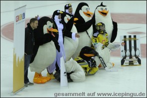 Die Pinguine bei den Pinguinen. :-)
<br>Immer lächeln und winken ... ;-)