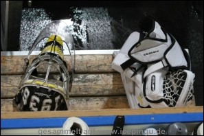 Die Torhütermasken erstrahlen im Jubiläums Design - 80 Jahre Eissport in Krefeld. 

