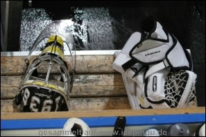 Die Torhütermasken erstrahlen im Jubiläums Design - 80 Jahre Eissport in Krefeld. 

