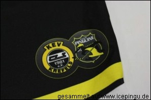 Gemeinsam. Der KEV81 und die Krefeld Pinguine. Die beiden Logos auf den Trikots.