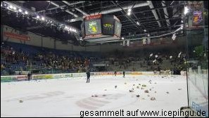 Der Teddy Toss zugunsten der AIDS Hilfe.