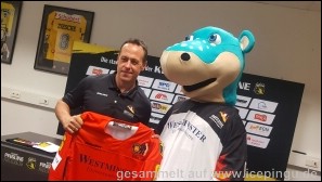 Der Deutschland-Cup in Krefeld. 
Marco Sturm und Urmel vor dem Turnier zu Besuch. 