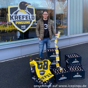 Christian Ehrhoff mit seinen virtuellen Tickets. Insgesamt werden ca. 2.500 virtuelle Tickets bei drei Aktionen verkauft. 