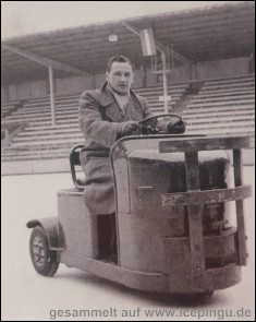 Erich Konecki auf der Eismaschine. 