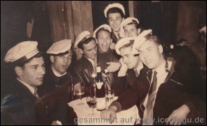 Gute Laune nach einem Spiel im Tanz-Cabaret "Remdes St. Pauli" in Hamburg.
