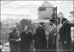 Die russischen Gastspieler des Samt- und Seide-Pokals unterwegs, hier vor Schloß Burg. Mit dem Rücken zum Betrachter - Bobrow.<br>Weitere Informationen und Bilder: Meilensteine - 1954 Dynamo Moskau