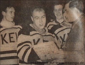 Ulli Jansen, der an drei olympischen Spielen teilgenommen hat, erhält vor dem Spiel gegen Preussen als Anerkennung ein Olympia-Buch.