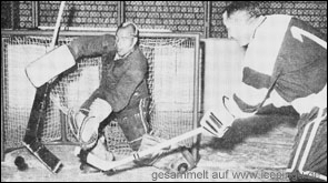 Ehrung für Ulli Jansen - 2 Länderspiele und 6 Olympia-Spiele. Das Bild zeigt das erste Training am 15.09.1964 auf der zweiten Eisbahn. Ulli Jansen trägt eine neue Spezial-Gesichtsmaske.