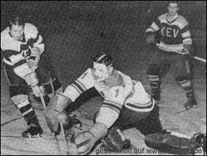 Gewand wie eine Katze war der Tormann der jugoslawischen Eishockey-Nationalmannschaft, Korantar. Remy Wellen ( links ) hat keine Chance. Im ungewohnten Dreß spielte Preusse Erwin Haas ( rechts. Da sich das Jersey der Stadtmannschaft mit dem der Jugoslawen ähnlich sah, legten alle Krefelder das Trikot des KEV an ( Auswahl Krefeld - Jugoslawien 2:1 ). Quelle - Zeitung.