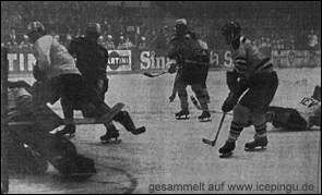 Spielszene gegen Füssen. Die Schiedsrichter mussten unter Polizeischutz aus dem Stadion.