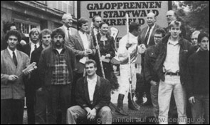 Galopprennen "Preis des KEV" - Spieler überreichen signierte Schläger und Freikarten für den Sieger.