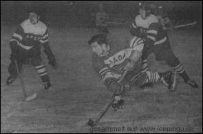 Spielszene aus dem Finale UdSSR - Kanada: Dick Warwick in Action.