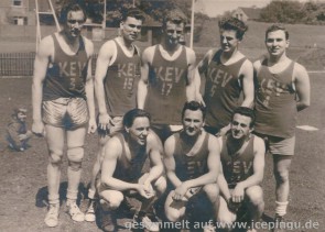 Mannschaftsbild der Herren von 1954/55: o.v.l. Dzenis, Butz, Leonhard(t), Belker, Atayolu; u.v.l. Celejs, Konecki, Yllmazipek.
