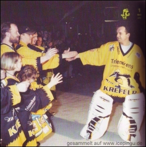 Ehrenrunde beim letzten Spiel gegen die DEG. Alle Fans mit Trikot der Nummer 1 durften auf dem Eis Spalier stehen. 