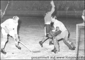 Schmiedinger / Schmidinger erzielt sein zweites Tor mit solcher Wucht, das der Puck wieder aus dem Tor springt. Pescher dreht jubelnd ab.