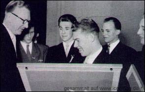 Kapitän Ulli Jansen bekommt sein Bild von Willi Münstermann überreicht.