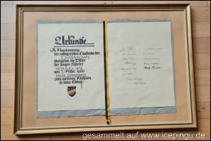 Die Väter der ersten Mannschaft übergeben dem KEV am 02. März 1950 als Anerkennung der Erfolge Ihrer Söhne die Standarte.