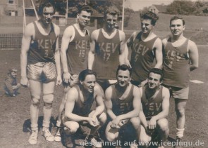 Mannschaftsbild der Herren von 1954/55: o.v.l. Dzenis, Butz, Leonhard(t), Belker, Atayolu; u.v.l. Celejs, Konecki, Yllmazipek.
