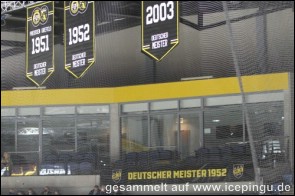 Banner an der Loge. 