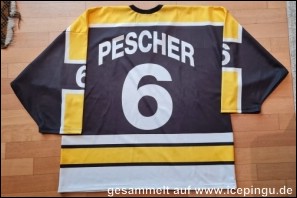 Meister vor 50 Jahren. :-)<br>Die Alt-Meister von 1951 bekamen das Trikot als Jubiläums-Geschenk. In ihnen wurde nicht gespielt. 