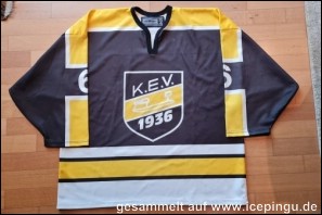 Meister vor 50 Jahren. :-)<br>Die Alt-Meister von 1951 bekamen das Trikot als Jubiläums-Geschenk. In ihnen wurde nicht gespielt. 